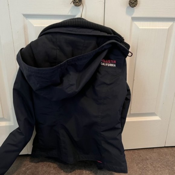 Hollister All Weather Jacket - Size Medium -but fits very snuggly-more like Smal - Picture 4 of 5